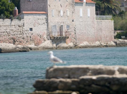 CASTLES & KAŠTELS